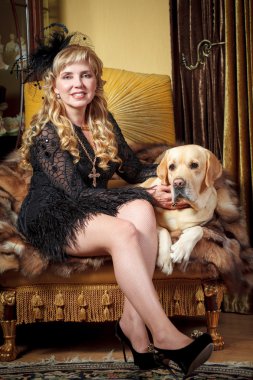 yaşlı kadın ile köpek