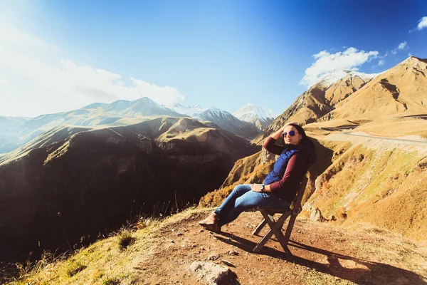 ผู้หญิงนั่งอยู่บนภูเขา — ภาพถ่ายสต็อก
