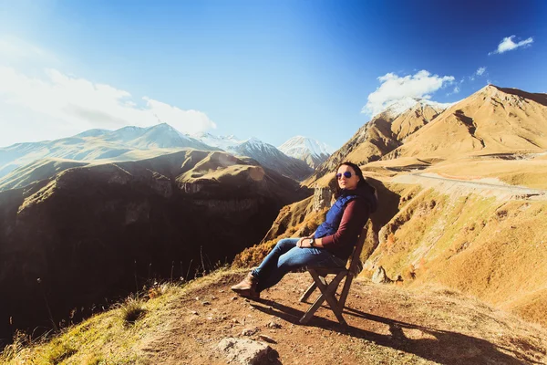Una mujer sentada en las montañas — Foto de Stock