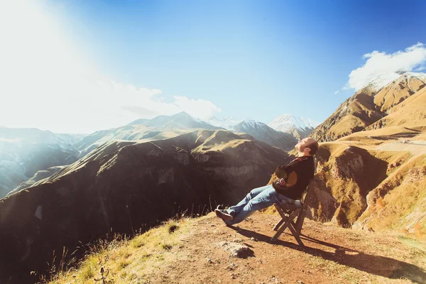 Hombre, silla, montañas, se sienta — Foto de Stock