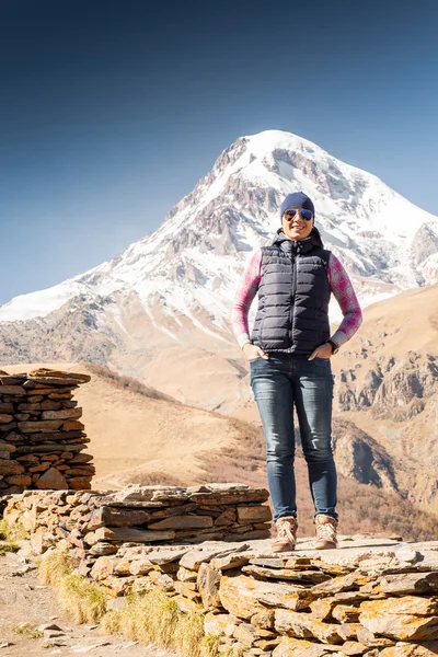 Chica turista en un fondo de montañas — Foto de Stock