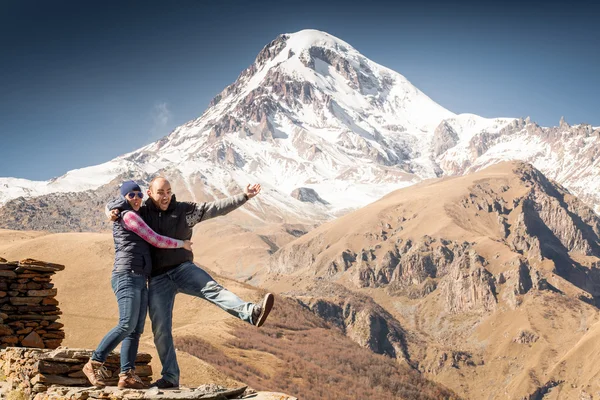 Alegre turistas montañas en el fondo — Foto de Stock