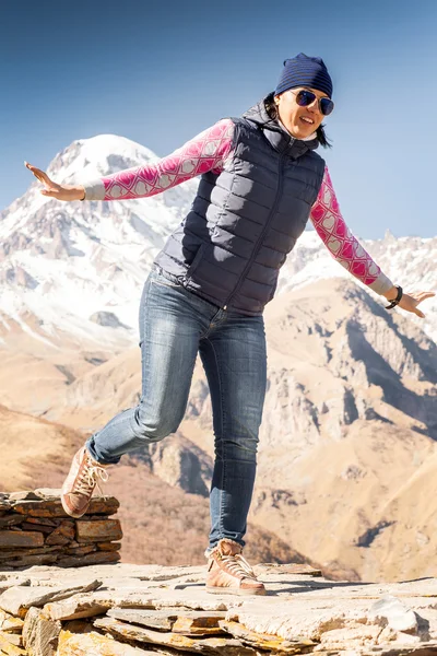 Cheerful girl tourist in mountains — Stock Photo, Image