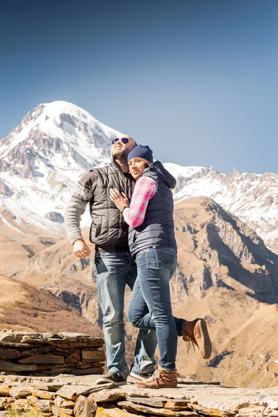 Hombre y mujer en las montañas — Foto de Stock