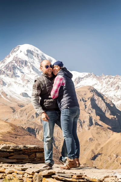 Мужчина и женщина в горах — стоковое фото