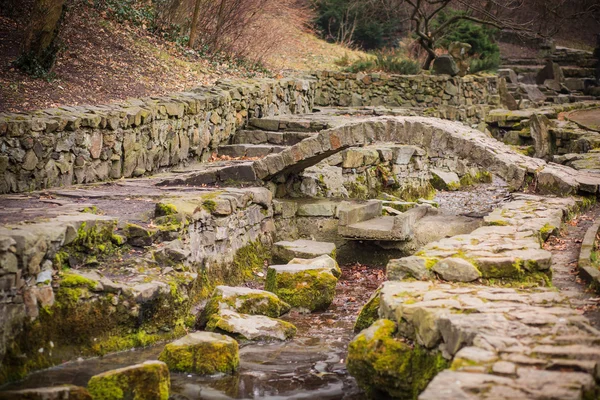 Pequena ponte de pedra sobre o riacho — Fotografia de Stock