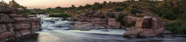 Río áspero con rápidos — Foto de Stock