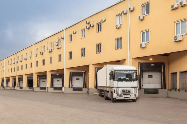 Truck warehouse — Stock Photo, Image