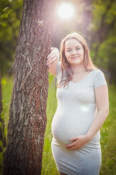 Młoda dziewczyna w ciąży — Zdjęcie stockowe