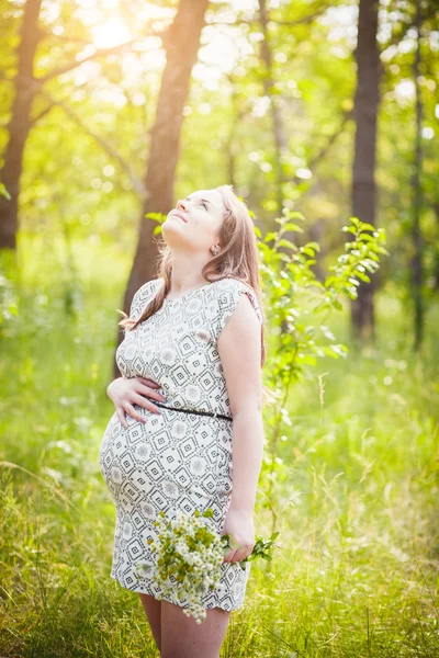 Chica joven embarazada —  Fotos de Stock