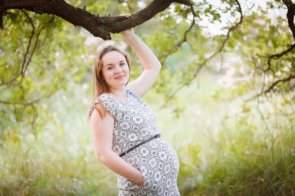 Těhotná v lese — Stock fotografie