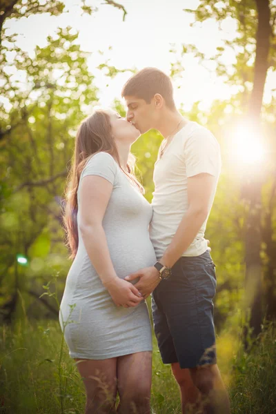 Jeune couple enceinte — Photo