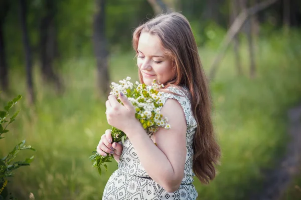 Grávida com flores — Fotografia de Stock