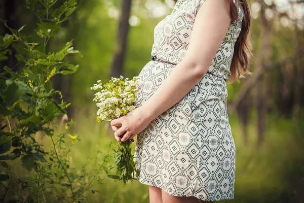 Těhotná s květinami — Stock fotografie