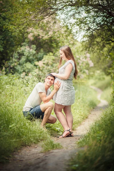 Hombre escuchando vientre embarazada —  Fotos de Stock