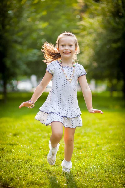 Menina 6 anos para a natureza — Fotografia de Stock