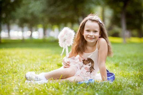 Jong meisje liggen op het gras — Stockfoto