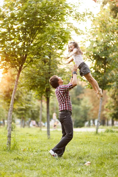 Throw the baby in the park — Stock Photo, Image