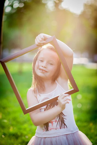 Mädchen und Fotorahmen — Stockfoto