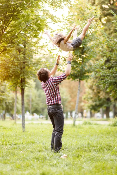 Kasta ut barnet i parken — Stockfoto