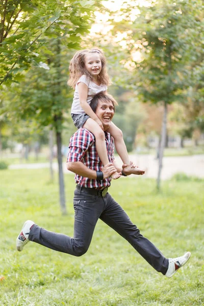 Baba ve kızı atlama — Stok fotoğraf