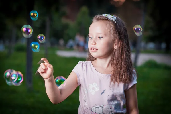 Bolhas de sabão menina — Fotografia de Stock