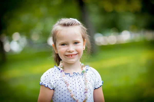 Girl 6 jaar voor de natuur — Stockfoto