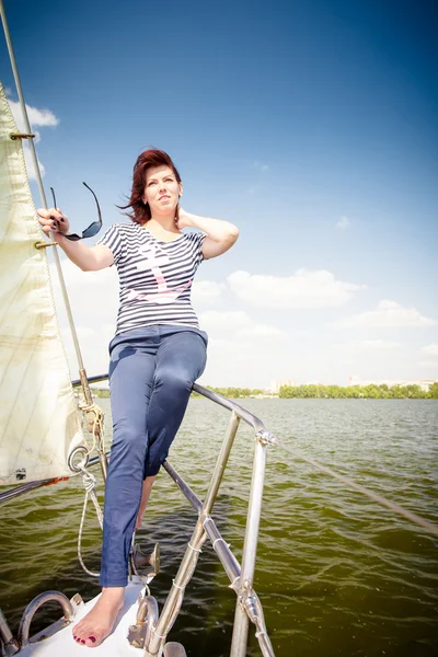 Mujer en la proa del yate — Foto de Stock