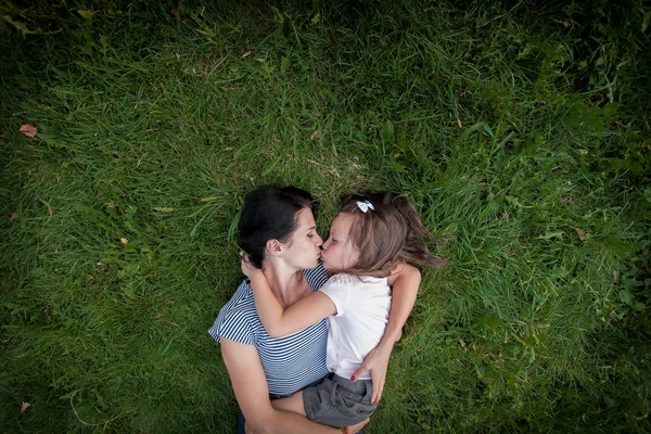 Madre e hija en la vista superior de hierba —  Fotos de Stock