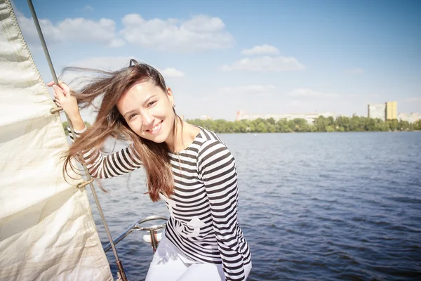 女性ヨット, 川, 帆 — ストック写真