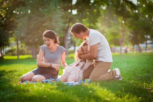 Familjen kastar äpplen — Stockfoto