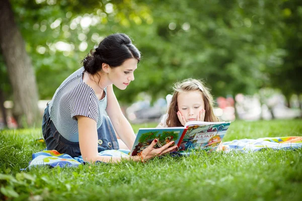 Anne ve kızı bir kitap okuma