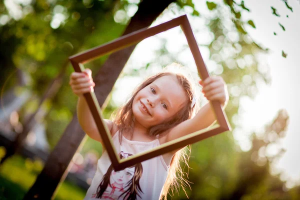 Meisje en frame — Stockfoto