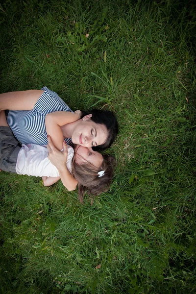 Mère et fille sur l'herbe — Photo