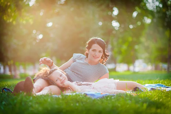 Anne ve kızı parkta. — Stok fotoğraf