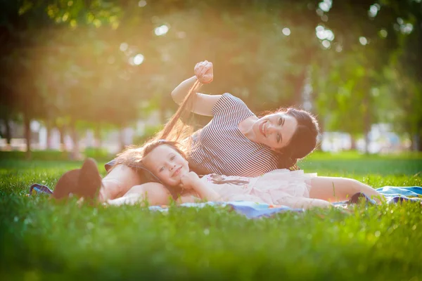 Maminka a dcera hraje v parku — Stock fotografie