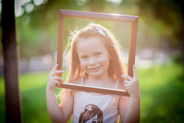 Niña y marco — Foto de Stock