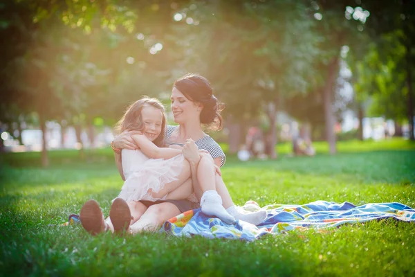 Mom and daughter playing in the park — Stock Photo, Image