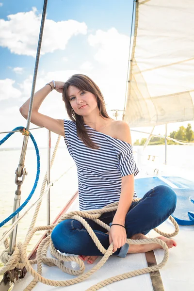 Ragazza, corda, yacht — Foto Stock