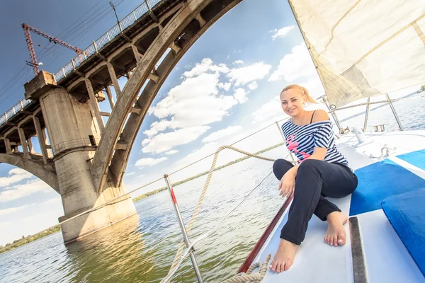 Ragazza sexy sul ponte — Foto Stock