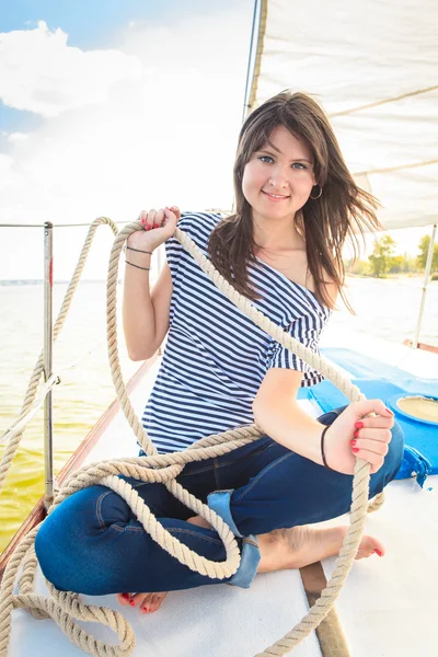 Mädchen, Seil, Yacht — Stockfoto