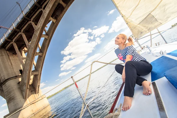 Mujer en el yate — Foto de Stock