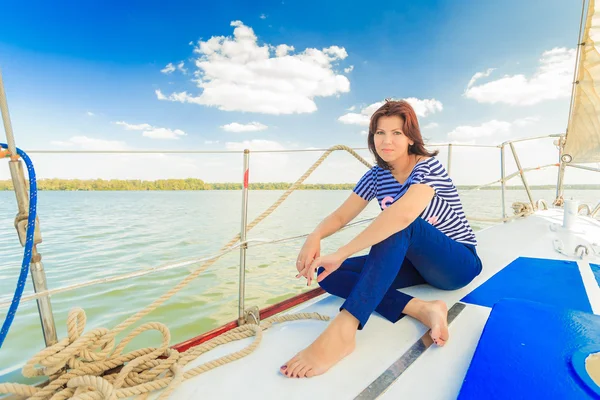 Donna seduta su uno yacht — Foto Stock