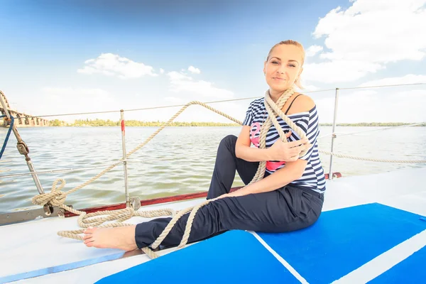 Ragazza sexy sul ponte — Foto Stock