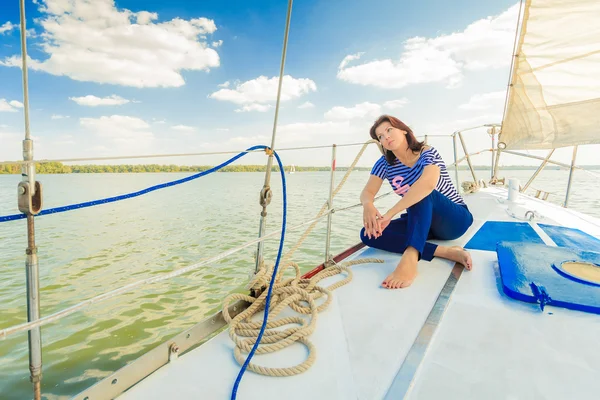 Mujer en el yate — Foto de Stock