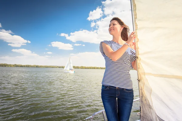 Fille sexy sur le yacht de pont — Photo