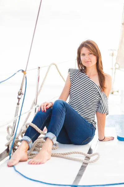 Donna seduta su uno yacht — Foto Stock