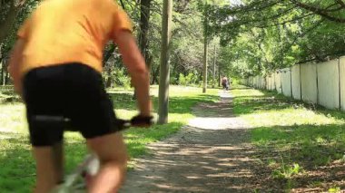 parkta erkek bisikletçi