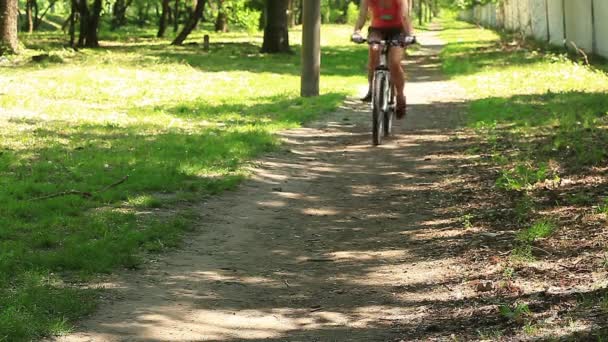 Kadın bisikletçi yolda rides — Stok video