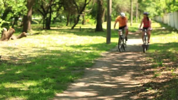 Jong koppel op de fiets — Stockvideo